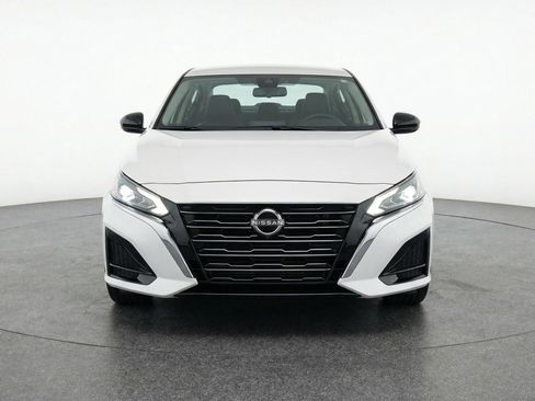 Used 2025 Nissan Altima 2.5 SV FWD image 2
