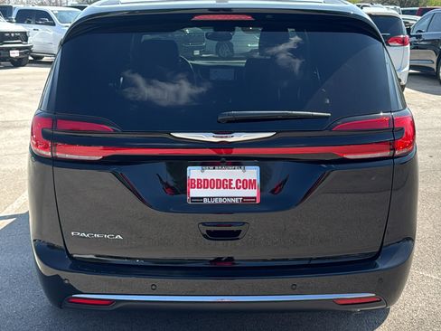 New 2026 Chrysler Pacifica Select image 6
