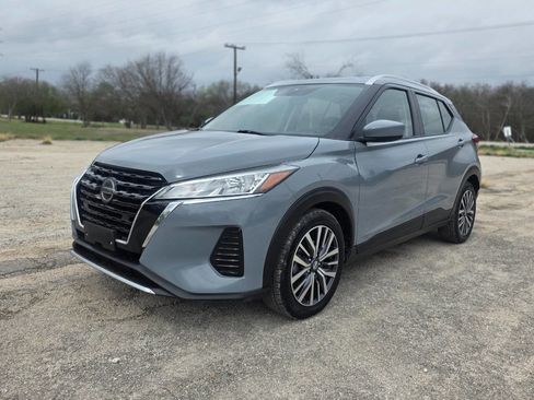 Used 2021 Nissan Kicks SV image 2