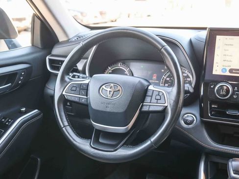 Used 2023 Toyota Highlander Bronze Edition FWD image 16