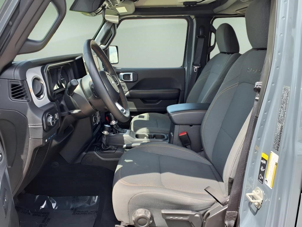 Used 2024 Jeep Wrangler Unlimited Sahara AWD/4WD image 4