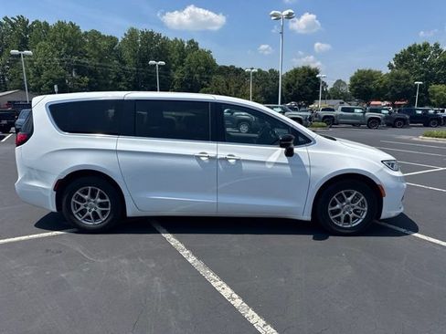 Used 2025 Chrysler Pacifica Select FWD image 2