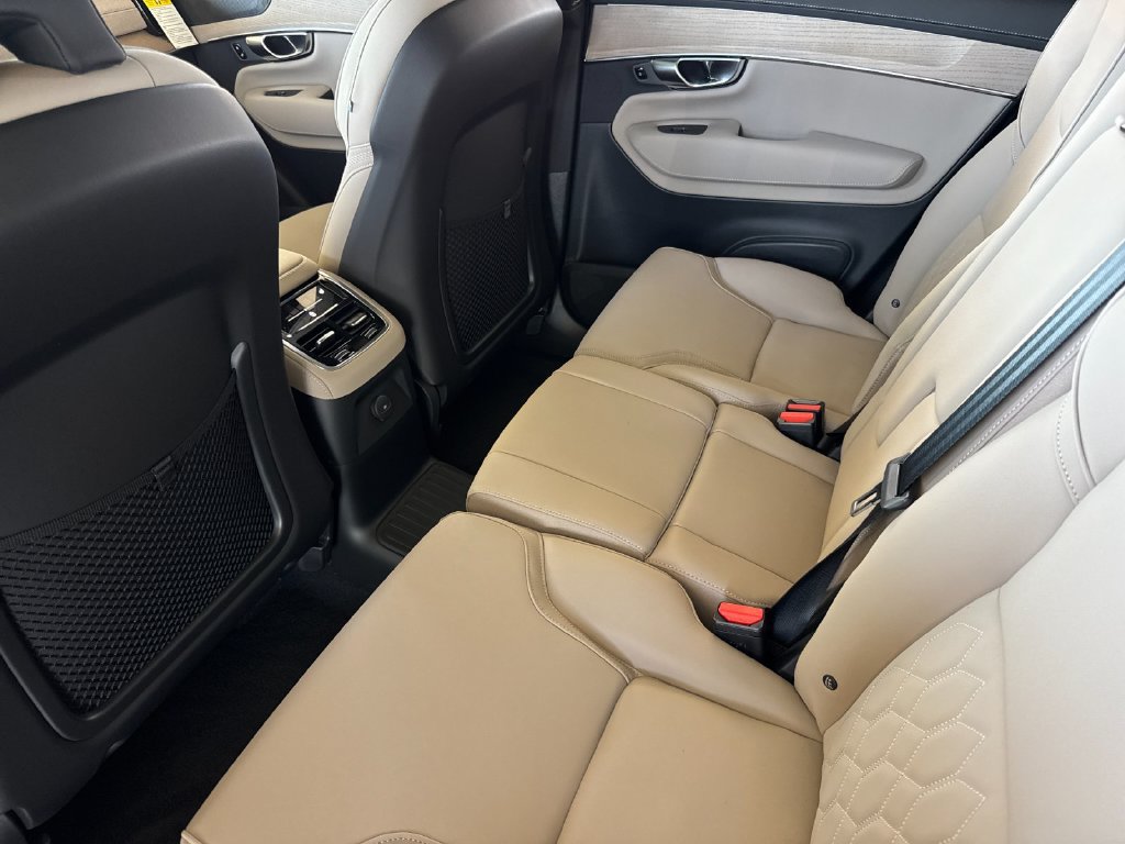 New 2026 Volvo XC90 T8 Plus w/ Protection Package Premier AWD/4WD image 11