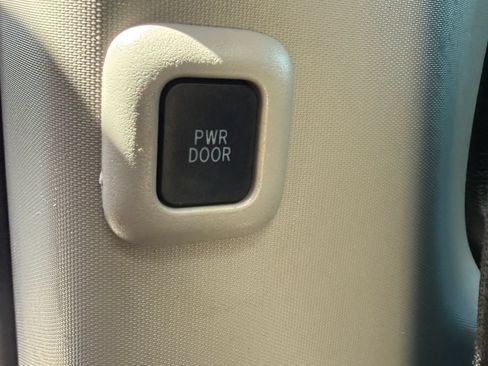Used 2016 Toyota Sienna SE w/ SE Preferred Package FWD image 20