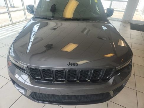 Used 2025 Jeep Grand Cherokee Altitude AWD/4WD image 4