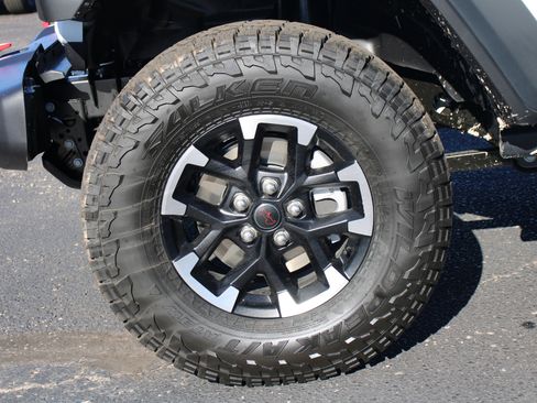 Used 2026 Jeep Gladiator Rubicon w/ Technology Group AWD/4WD image 39