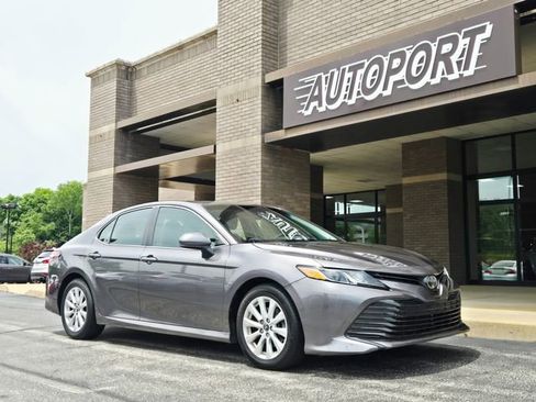 Used 2018 Toyota Camry LE FWD image 1
