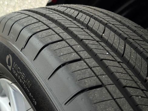 Certified 2025 Toyota Corolla Cross LE w/ Moonroof Package image 28