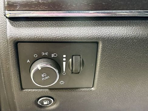 Used 2018 Jeep Grand Cherokee Limited AWD/4WD image 12