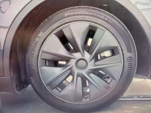 Used 2025 Tesla Model Y Long Range RWD image 11