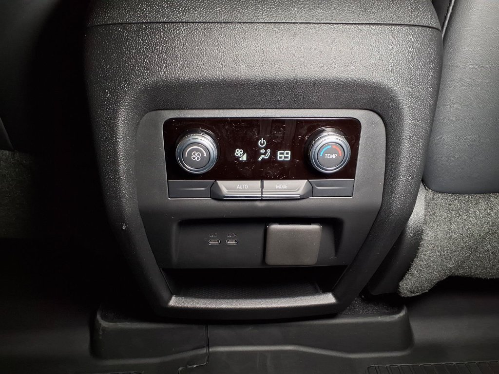 Used 2026 GMC Acadia Elevation w/ Elevation Premium Package FWD image 13