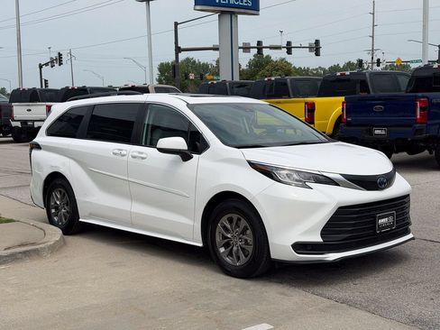 Used 2023 Toyota Sienna LE w/ LE Plus Package FWD image 7