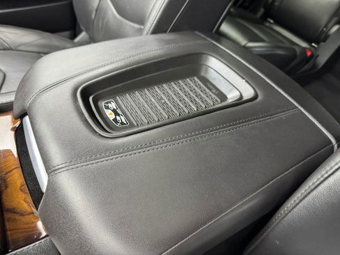 Used 2019 Cadillac Escalade Luxury AWD/4WD image 36