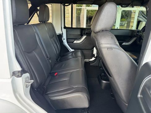 Used 2016 Jeep Wrangler Unlimited Sahara w/ Connectivity Group image 18