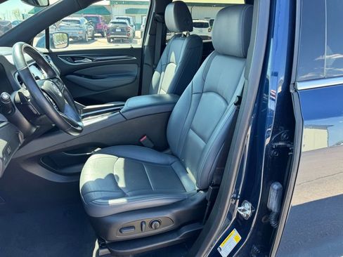 Used 2023 Buick Enclave Essence AWD/4WD image 3