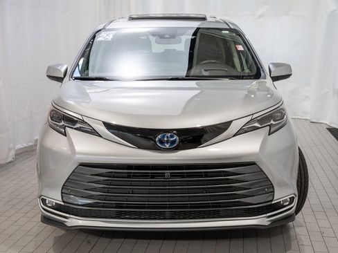 Used 2024 Toyota Sienna Platinum image 2