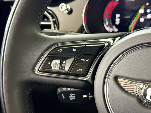Used 2024 Bentley Bentayga image 24