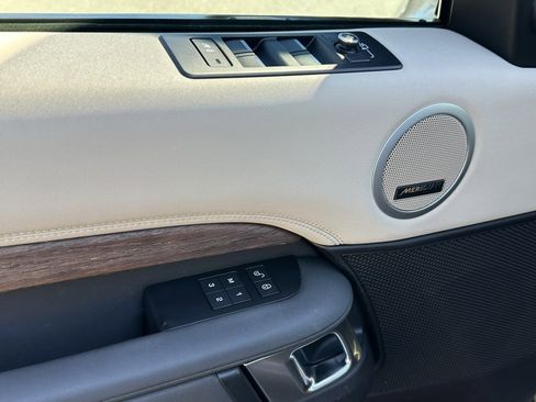 Used 2019 Land Rover Discovery HSE image 14