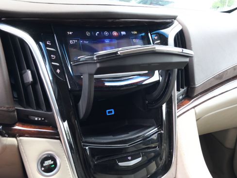 Used 2016 Cadillac Escalade ESV Luxury AWD/4WD image 30