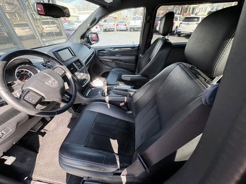 Used 2016 Dodge Grand Caravan SXT image 11