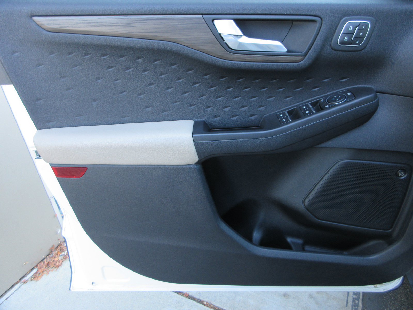 Used 2020 Ford Escape Titanium FWD image 28