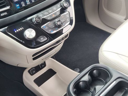 Used 2019 Chrysler Pacifica Touring-L w/ Advanced Safetytec Group FWD image 16