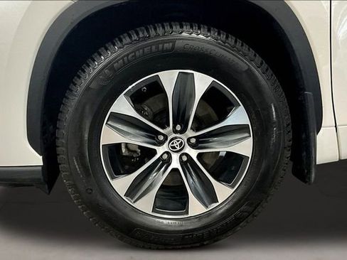 Used 2021 Toyota Highlander XLE AWD/4WD image 35