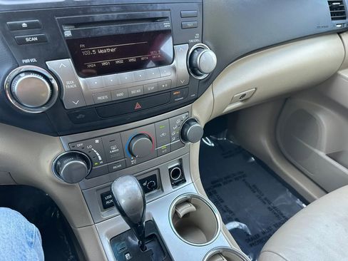 Used 2011 Toyota Highlander SE w/ Tow Pkg image 22