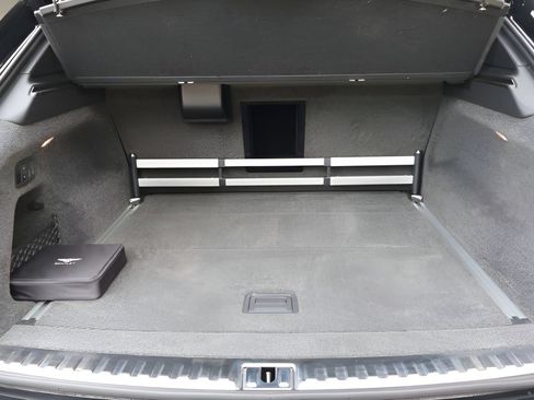 Used 2025 Bentley Bentayga Extended Wheelbase AWD/4WD image 22