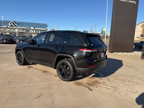 Used 2023 Jeep Grand Cherokee Altitude AWD/4WD image 6