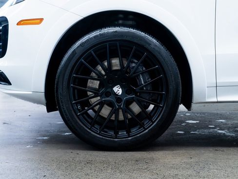 Used 2022 Porsche Cayenne w/ Premium Package image 7