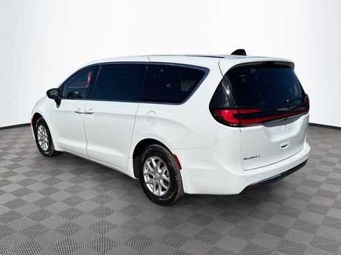 Used 2026 Chrysler Pacifica Select image 8