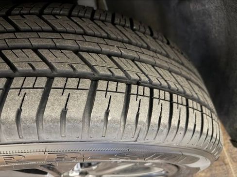 Used 2023 GMC Acadia SLE w/ Driver Convenience Package image 11