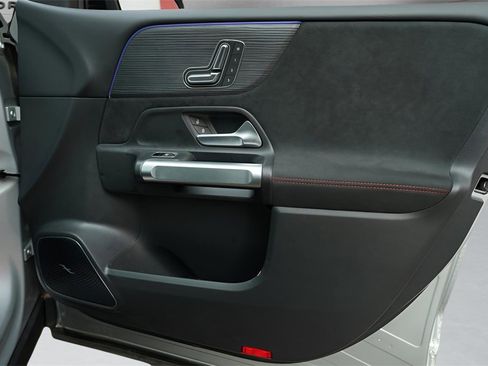 Used 2023 Mercedes-Benz GLB 250 image 38