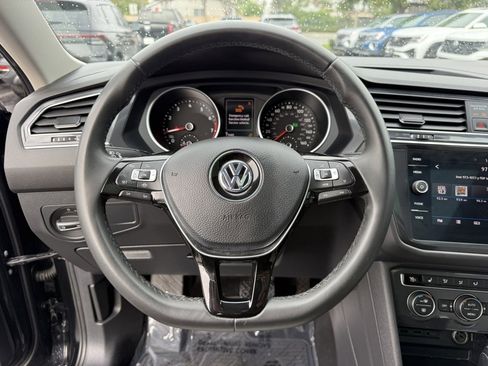 Used 2020 Volkswagen Tiguan SE w/ Panoramic Sunroof Package image 16
