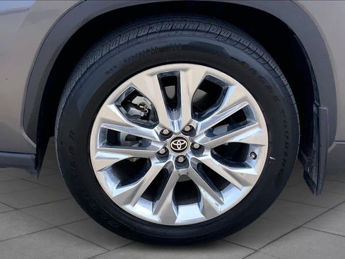 Used 2023 Toyota Highlander Limited FWD image 17