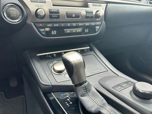 Used 2016 Lexus ES 350 w/ Premium Package w/Wood Trim image 18