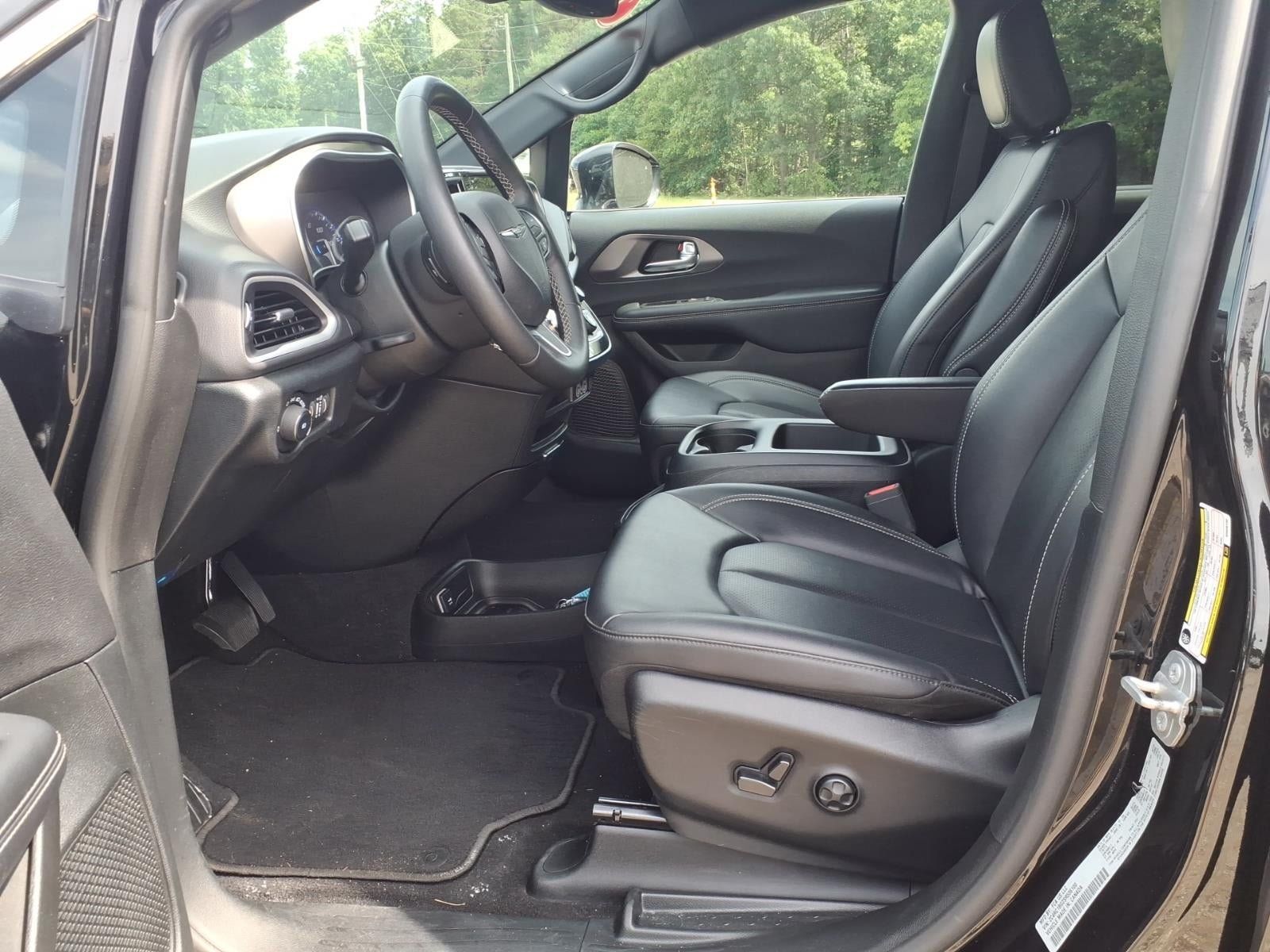 Used 2025 Chrysler Pacifica Select FWD image 8