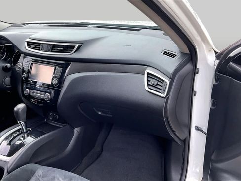 Used 2016 Nissan Rogue SV w/ SV Premium Package FWD image 19