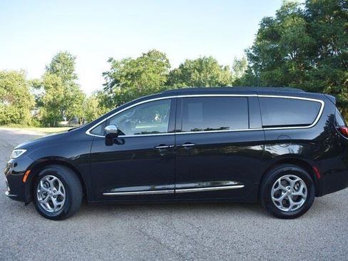 Used 2023 Chrysler Pacifica Limited AWD/4WD image 3