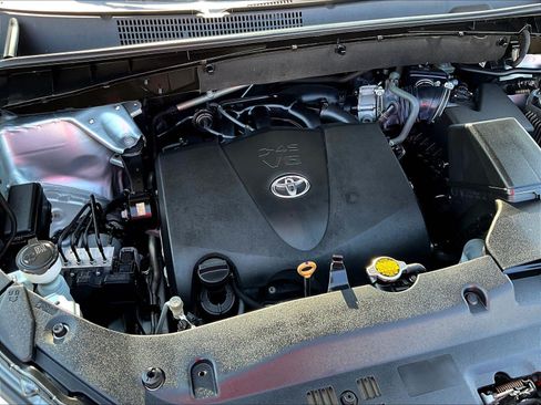 Used 2017 Toyota Highlander Limited Platinum FWD image 32