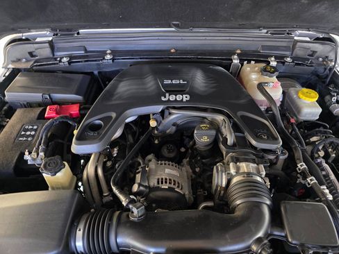 Used 2019 Jeep Wrangler Unlimited Sahara w/ Uconnect 4C Nav & Sound Group AWD/4WD image 36