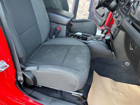 Used 2018 Jeep Wrangler Unlimited Sahara image 12