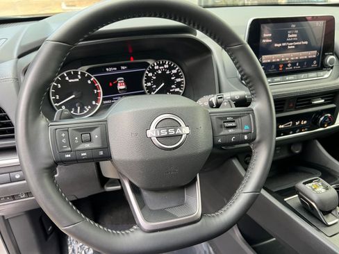 Used 2025 Nissan Rogue SV image 30