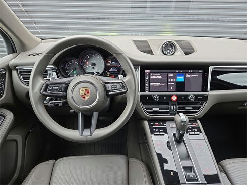 Used 2023 Porsche Macan S image 8