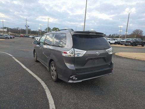 Used 2017 Toyota Sienna SE Premium image 5