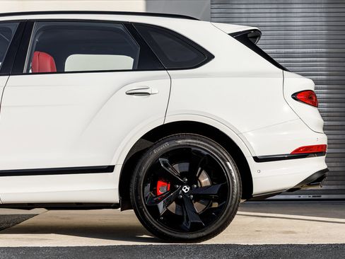 Used 2025 Bentley Bentayga image 19