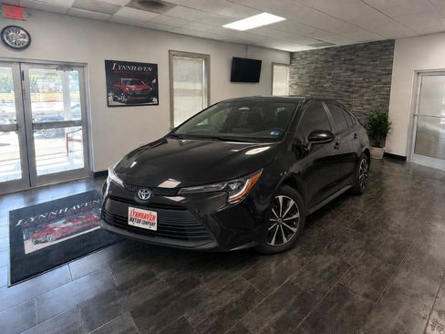 Used 2023 Toyota Corolla LE FWD image 3