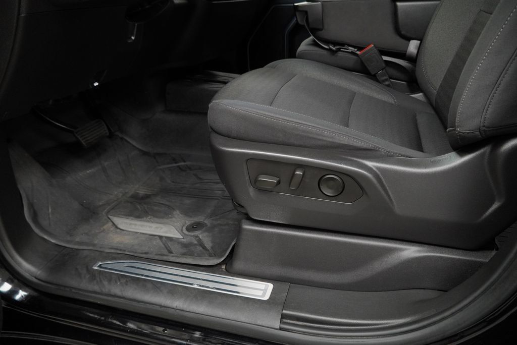 Used 2024 Chevrolet Silverado 1500 LT AWD/4WD image 34