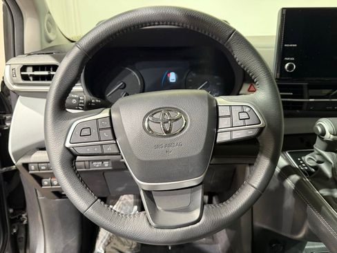 Used 2025 Toyota Sienna XLE w/ XLE Plus Package FWD image 25